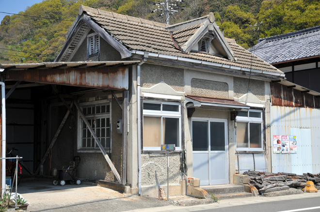 岡村島　洋風の家